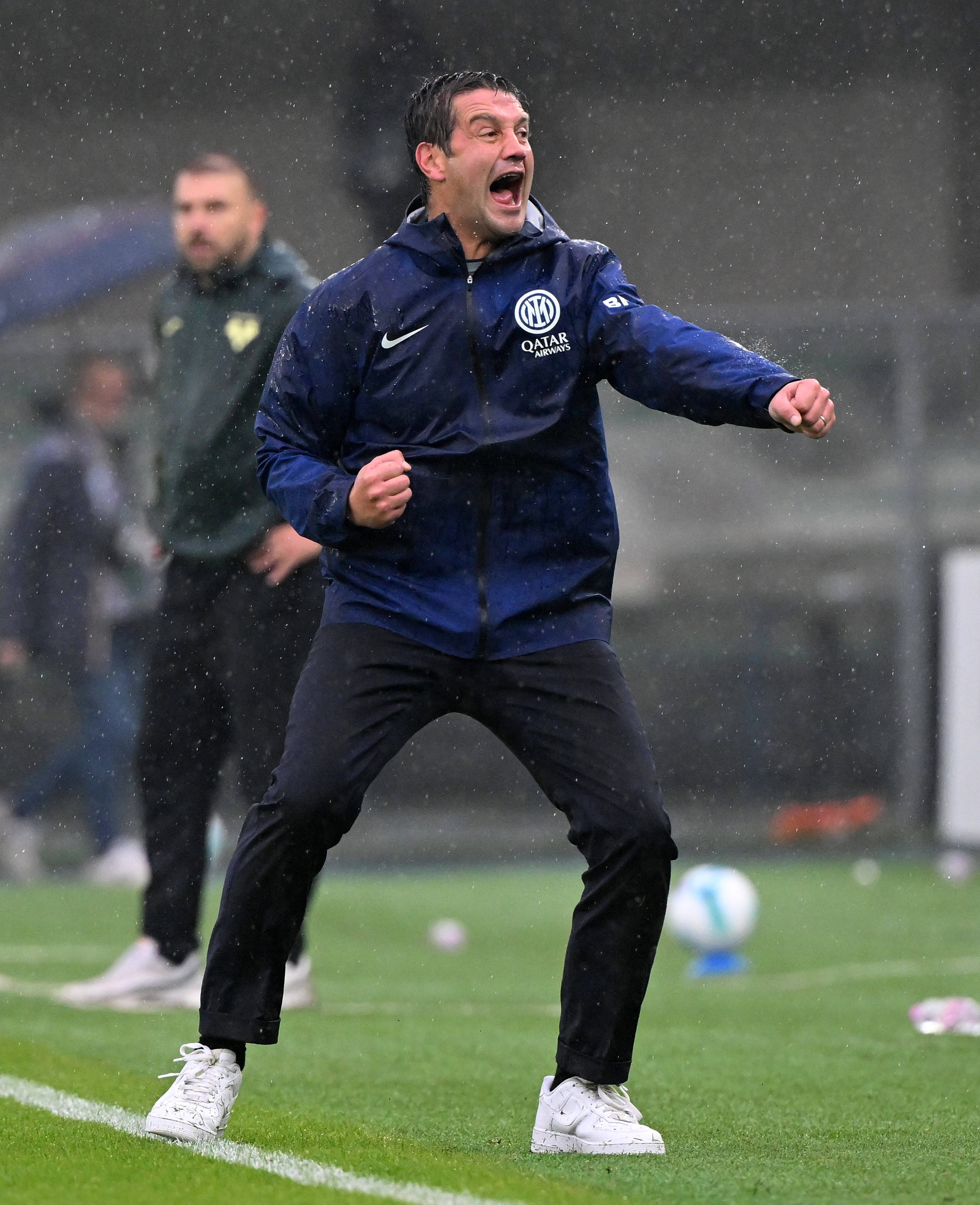 国际米兰意甲击败维罗纳劳塔罗头球建功(米兰32逆转维罗纳 四连胜登顶意甲)